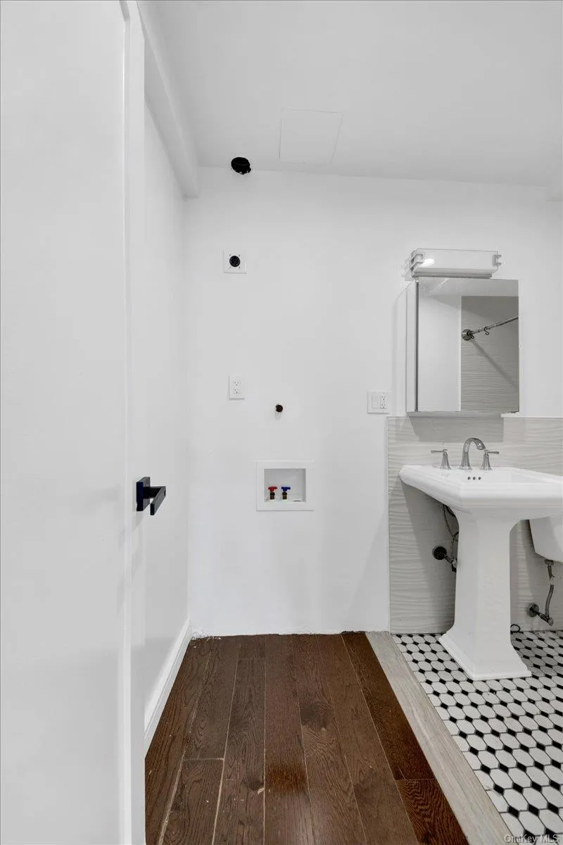 Washer/Dryer Hook-up Washer/Dryer Hook-up