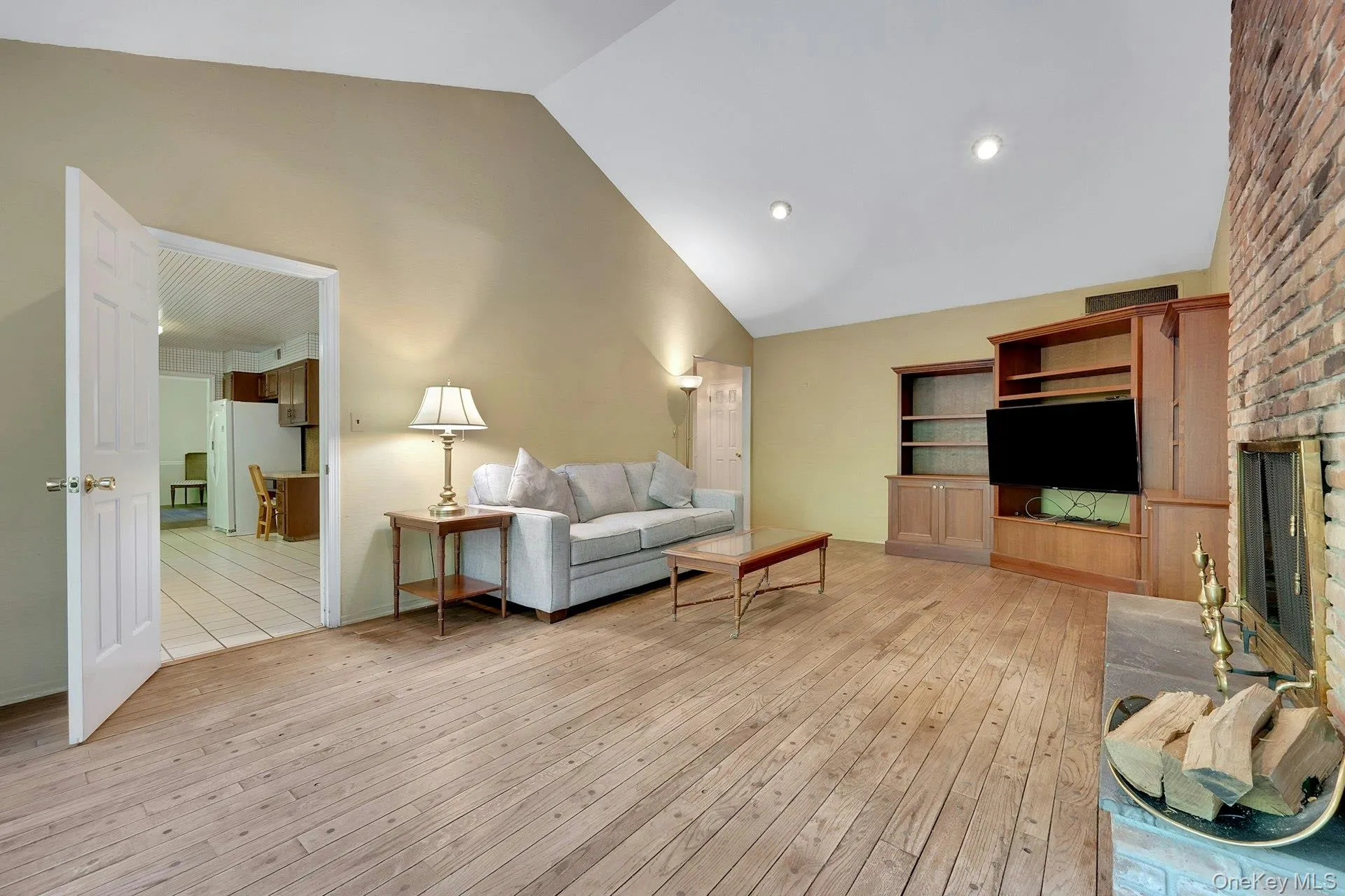 Family room conveniently located off kitchen. Family room conveniently located off kitchen.