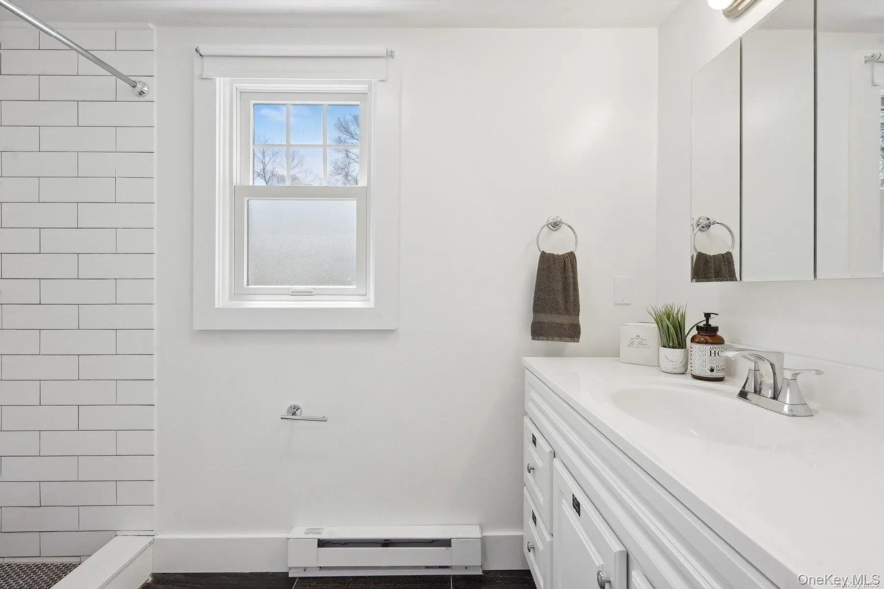 94 Bay Avenue, Southampton, NY, 2 Bedrooms Bedrooms, 6 Rooms Rooms,2 BathroomsBathrooms,Residential,For Rent,Bay,0,1008738 94 Bay Avenue, Southampton, NY, 2 Bedrooms Bedrooms, 6 Rooms Rooms,2 BathroomsBathrooms,Residential,For Rent,Bay,0,1008738
