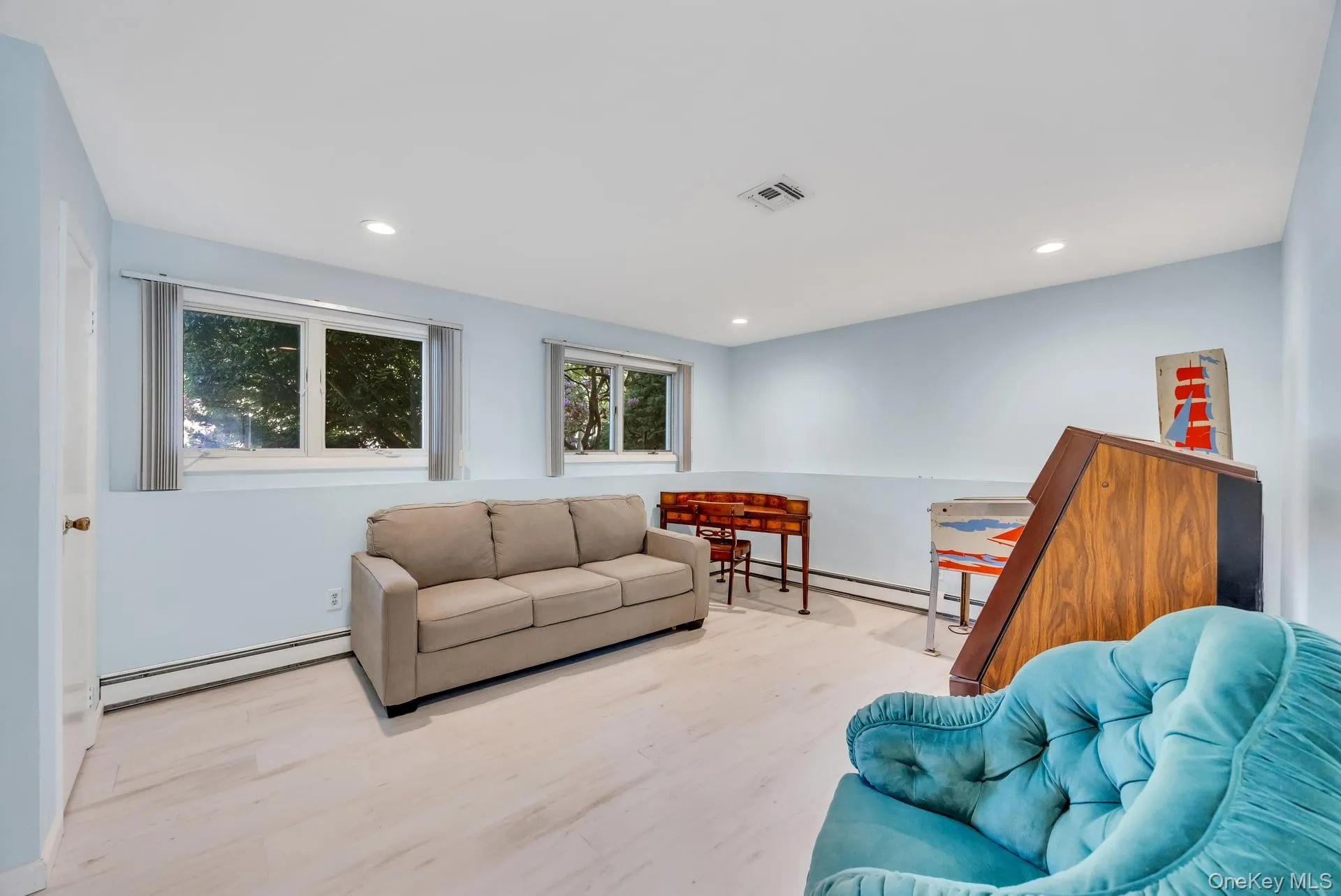 9 Quincy Lane, Smithtown, NY, 4 Bedrooms Bedrooms, 7 Rooms Rooms,2 BathroomsBathrooms,Residential,For Rent,Quincy,0,1008767 9 Quincy Lane, Smithtown, NY, 4 Bedrooms Bedrooms, 7 Rooms Rooms,2 BathroomsBathrooms,Residential,For Rent,Quincy,0,1008767