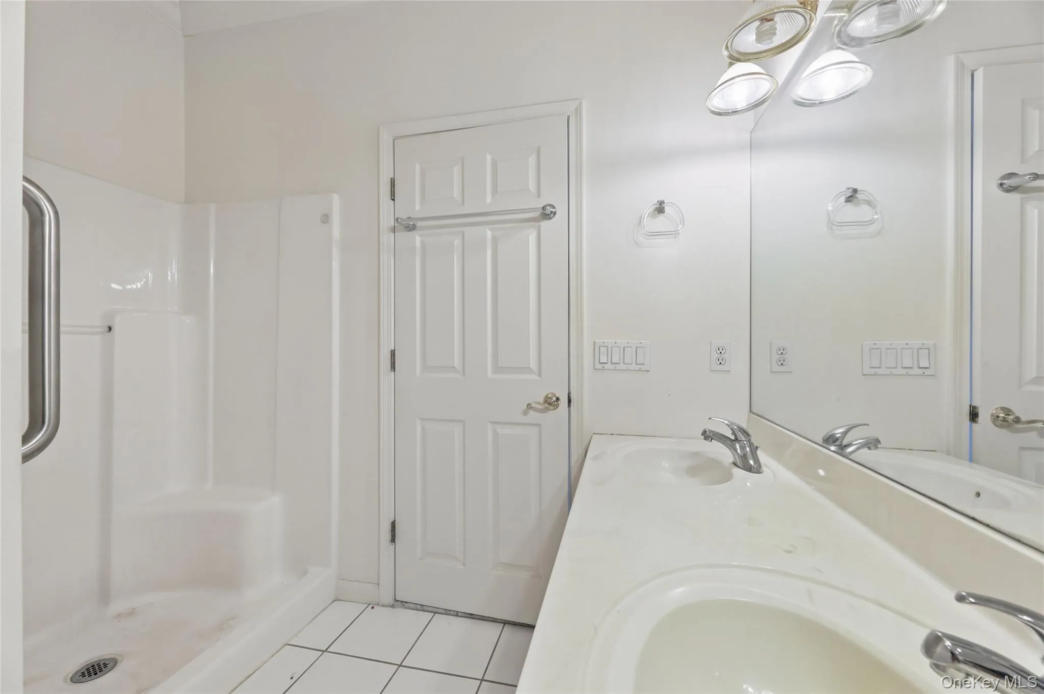 w/separate tub & shower w/separate tub & shower