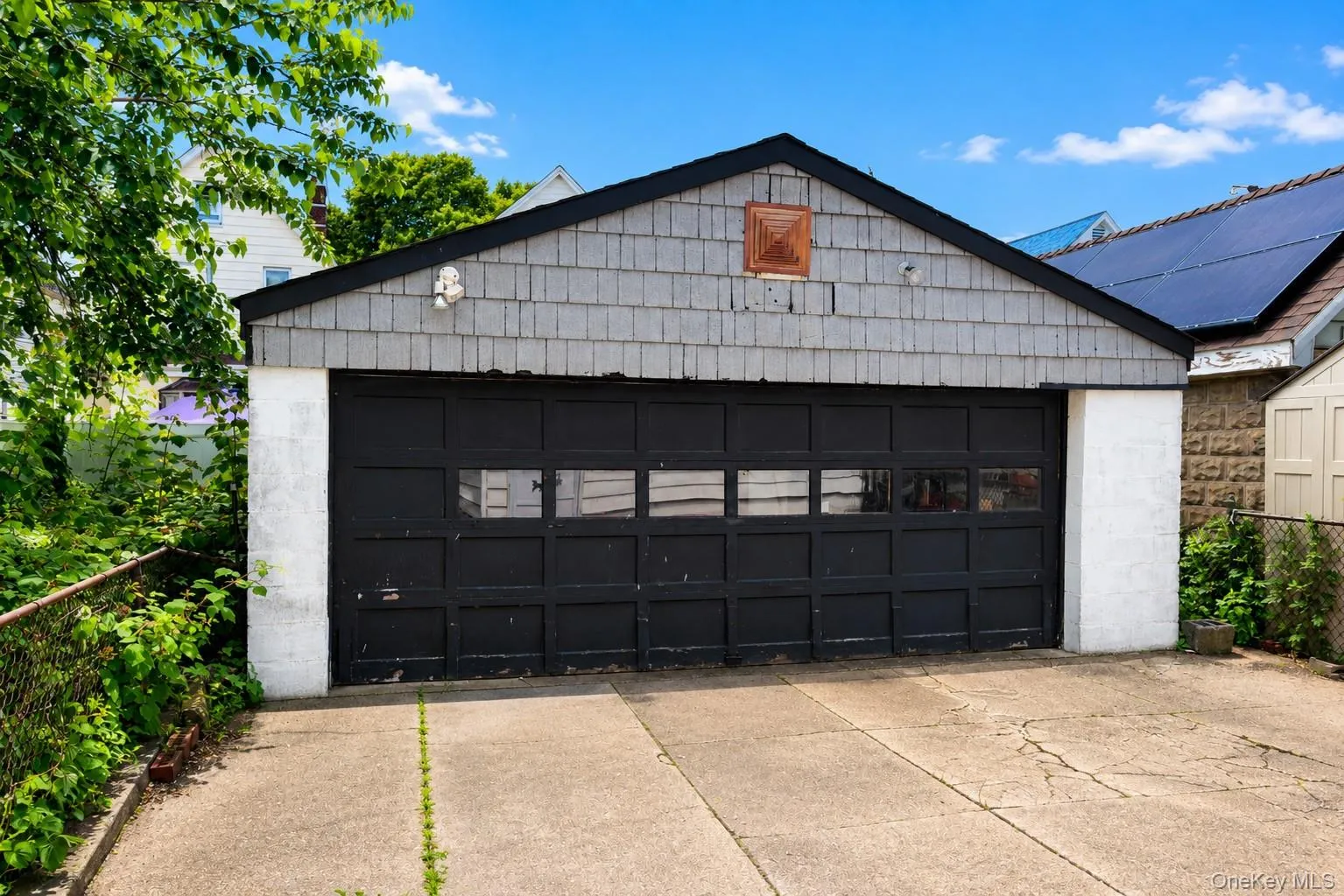 2-car garage 2-car garage