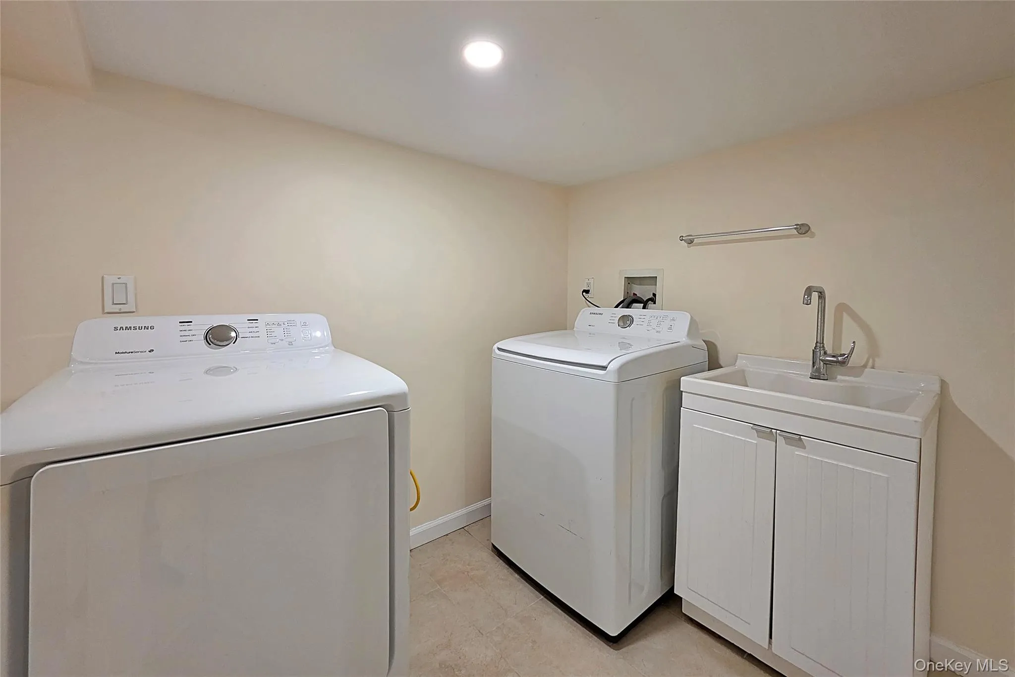 43-14 Marathon Parkway, New York, NY, 3 Bedrooms Bedrooms, 6 Rooms Rooms,1 BathroomBathrooms,Residential,For Rent,Marathon,0,1008845 43-14 Marathon Parkway, New York, NY, 3 Bedrooms Bedrooms, 6 Rooms Rooms,1 BathroomBathrooms,Residential,For Rent,Marathon,0,1008845
