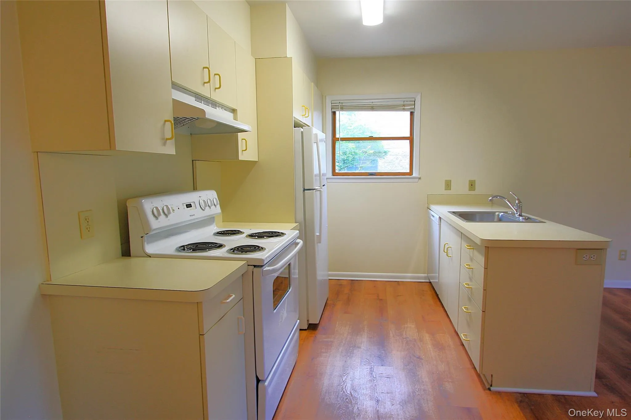 There is dishwasher as well, for even more convenience. There is dishwasher as well, for even more convenience.