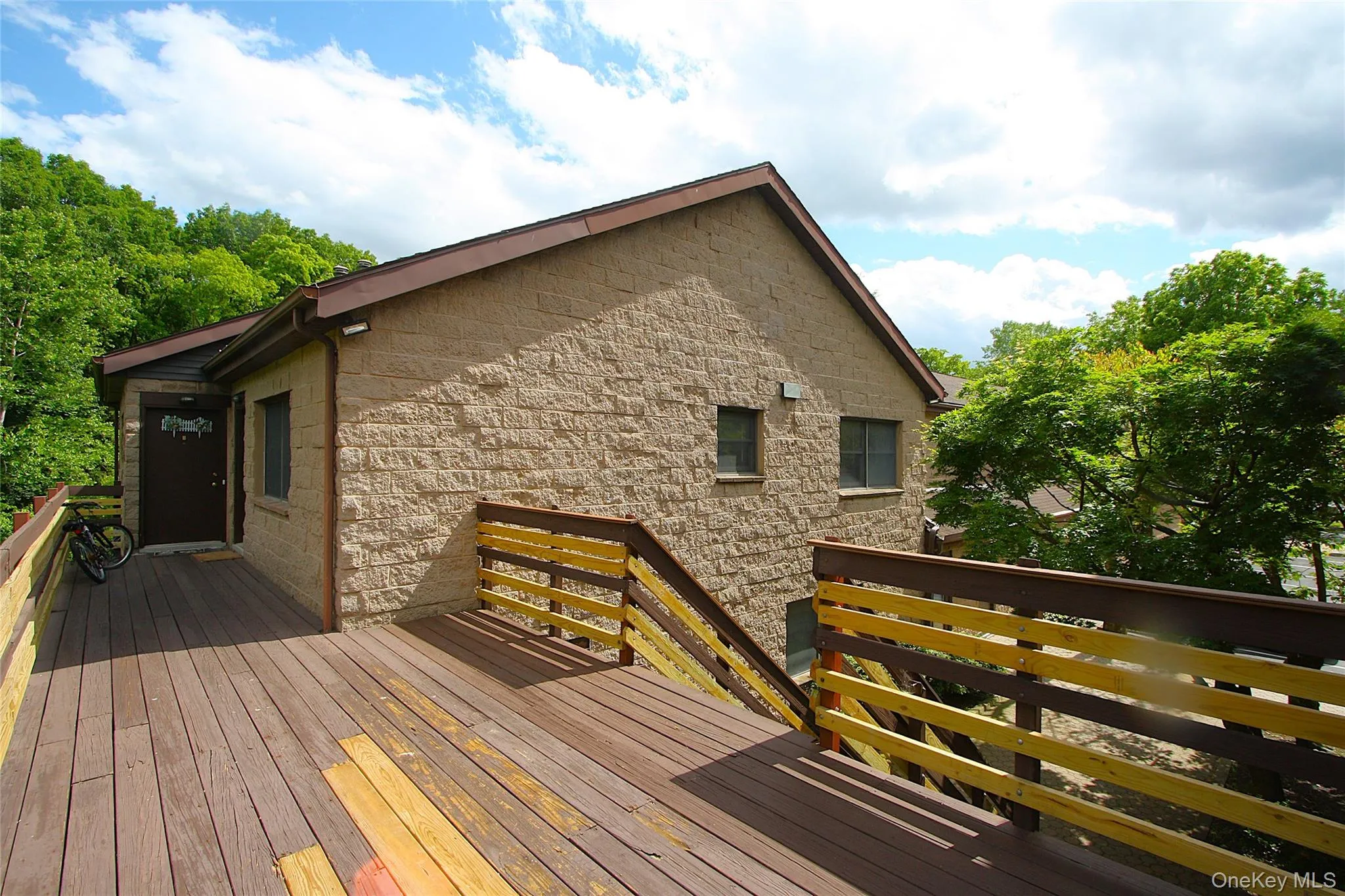 With only one direct neighbor, the unit has plenty of privacy. With only one direct neighbor, the unit has plenty of privacy.