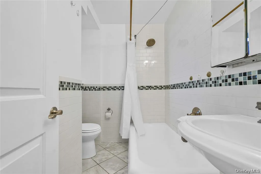 150-29 72nd Road, New York, NY, 1 Bedroom Bedrooms, 4 Rooms Rooms,1 BathroomBathrooms,Residential,For Rent,72nd,0,1008948 150-29 72nd Road, New York, NY, 1 Bedroom Bedrooms, 4 Rooms Rooms,1 BathroomBathrooms,Residential,For Rent,72nd,0,1008948