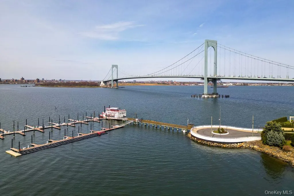 4 Point Crescent, New York, NY, 4 Bedrooms Bedrooms, 8 Rooms Rooms,4 BathroomsBathrooms,Residential,For Rent,Point,0,1008950 4 Point Crescent, New York, NY, 4 Bedrooms Bedrooms, 8 Rooms Rooms,4 BathroomsBathrooms,Residential,For Rent,Point,0,1008950