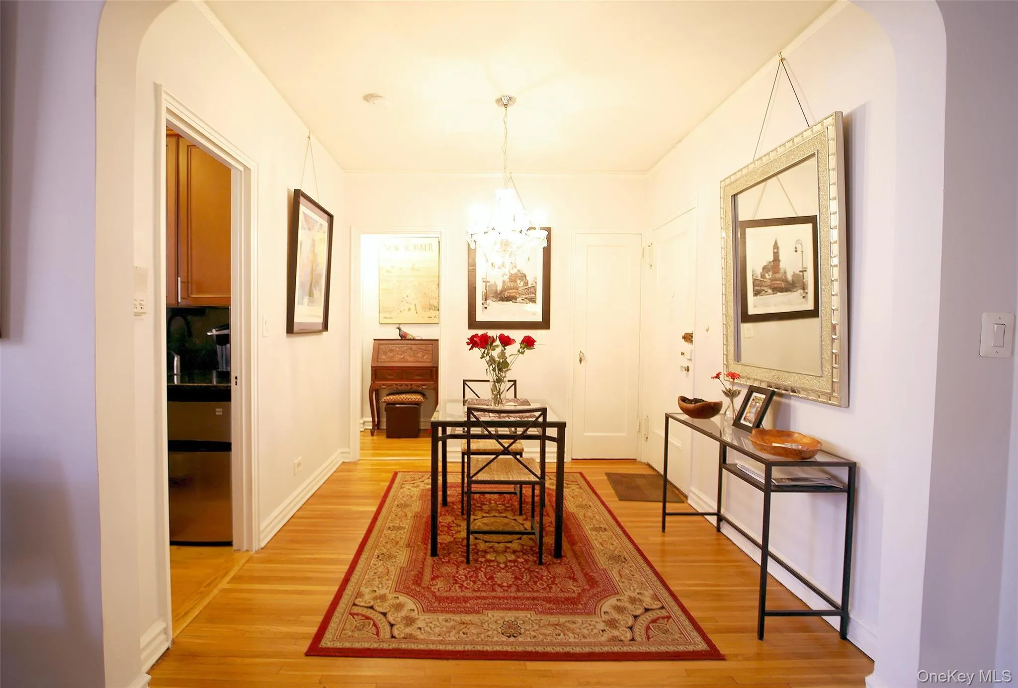 Towards kitchen, bathroom, walk-in closet. Towards kitchen, bathroom, walk-in closet.
