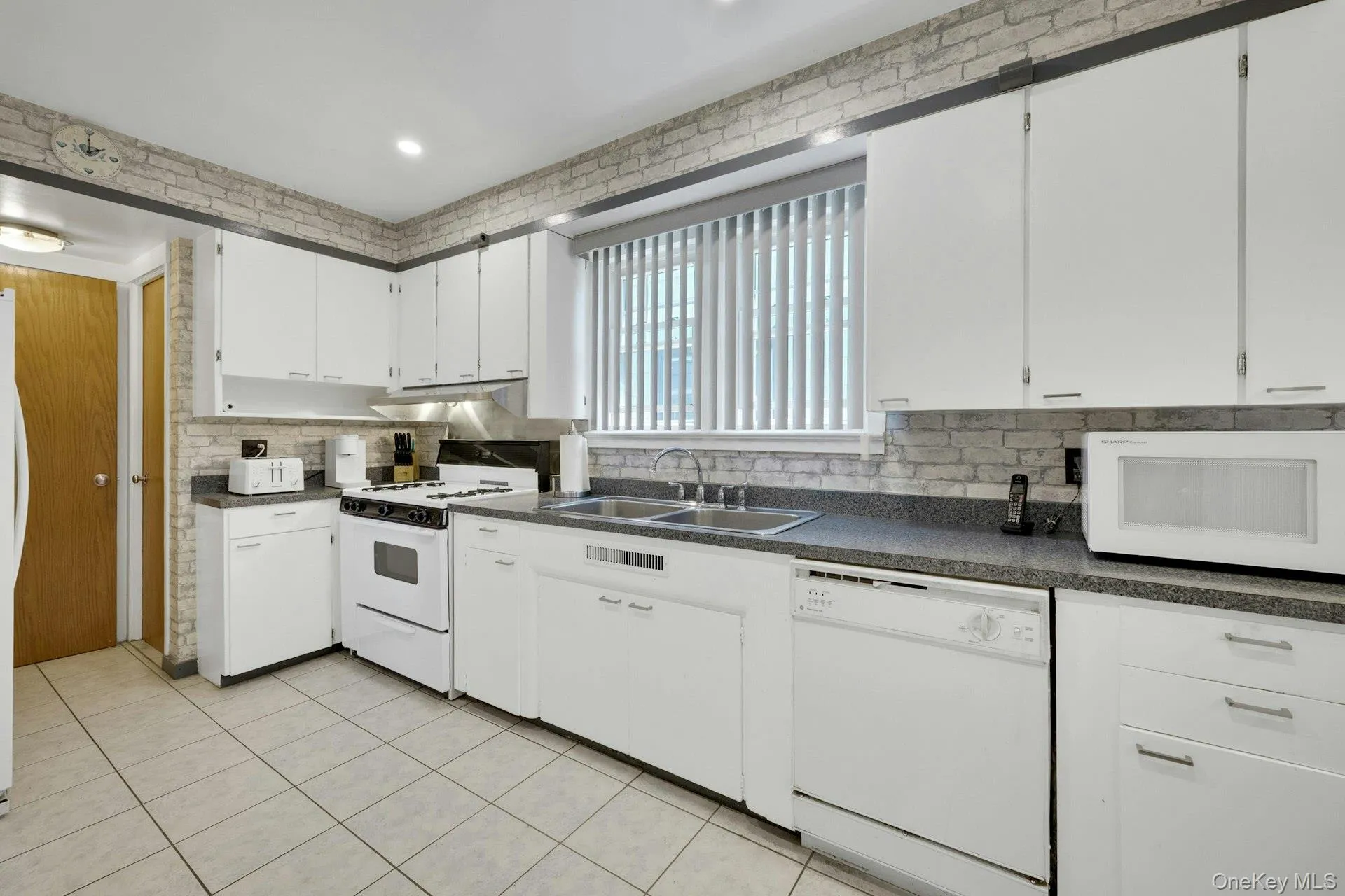 1277 Stadium Avenue, New York, NY, 3 Bedrooms Bedrooms, 7 Rooms Rooms,2 BathroomsBathrooms,Residential,For Rent,Stadium,0,1008966 1277 Stadium Avenue, New York, NY, 3 Bedrooms Bedrooms, 7 Rooms Rooms,2 BathroomsBathrooms,Residential,For Rent,Stadium,0,1008966