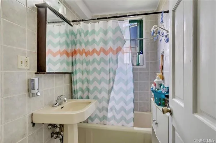 1970 Tremont Avenue, New York, NY, 2 Bedrooms Bedrooms, 3 Rooms Rooms,1 BathroomBathrooms,Residential,For Rent,Tremont,0,1008987 1970 Tremont Avenue, New York, NY, 2 Bedrooms Bedrooms, 3 Rooms Rooms,1 BathroomBathrooms,Residential,For Rent,Tremont,0,1008987