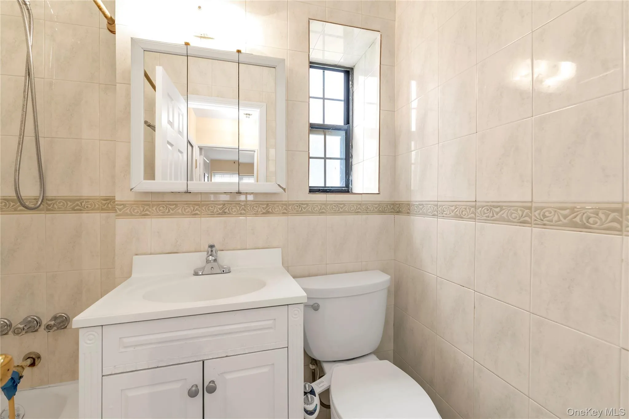 144-20 78th Road, New York, NY, 1 Bedroom Bedrooms, 3 Rooms Rooms,1 BathroomBathrooms,Residential,For Rent,78th,0,KEY1008992 144-20 78th Road, New York, NY, 1 Bedroom Bedrooms, 3 Rooms Rooms,1 BathroomBathrooms,Residential,For Rent,78th,0,KEY1008992