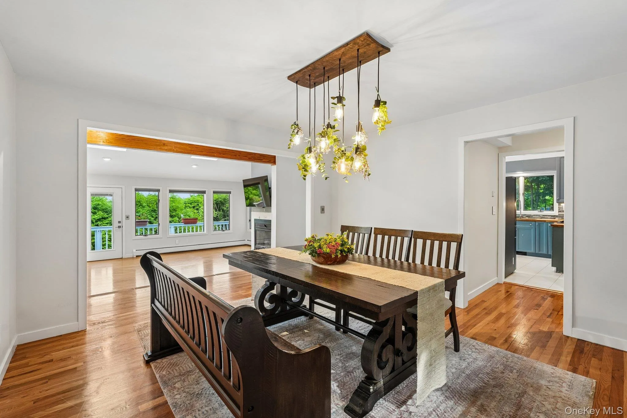 A space that can be used for dining room,entertaining guests or enjoining a home cafe. A space that can be used for dining room,entertaining guests or enjoining a home cafe.