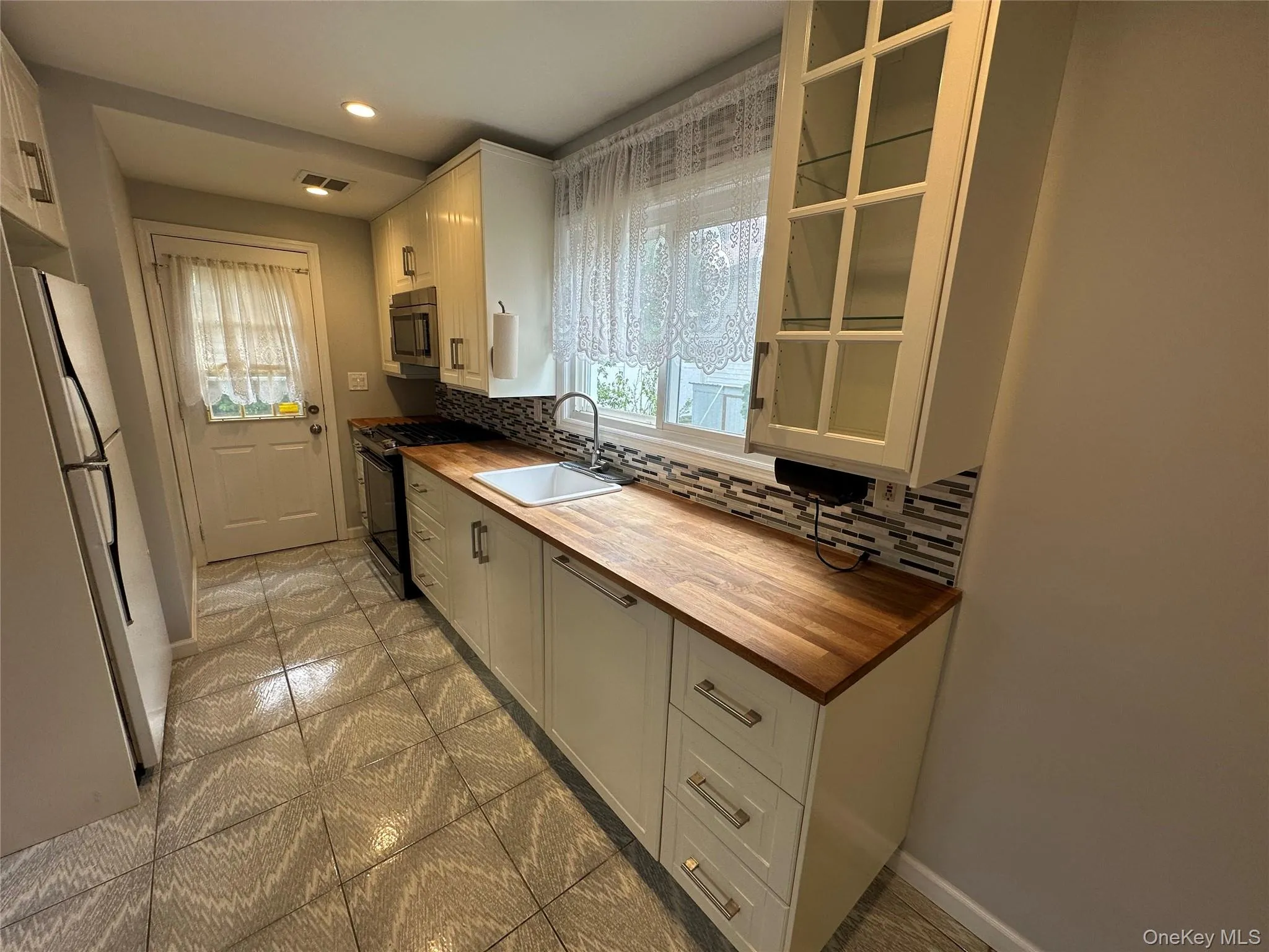 5 Ashwood Road, North Hempstead, NY, 3 Bedrooms Bedrooms, 6 Rooms Rooms,1 BathroomBathrooms,Residential Lease,For Rent,Ashwood,0,1009008 5 Ashwood Road, North Hempstead, NY, 3 Bedrooms Bedrooms, 6 Rooms Rooms,1 BathroomBathrooms,Residential Lease,For Rent,Ashwood,0,1009008