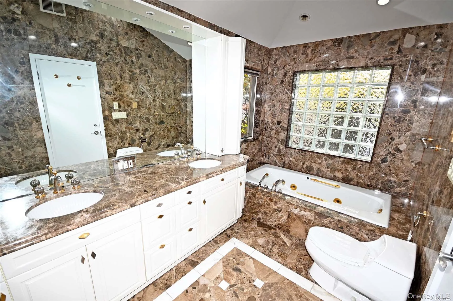 24 Warwick Road, North Hempstead, NY, 4 Bedrooms Bedrooms, 9 Rooms Rooms,3 BathroomsBathrooms,Residential Lease,For Rent,Warwick,0,1009021 24 Warwick Road, North Hempstead, NY, 4 Bedrooms Bedrooms, 9 Rooms Rooms,3 BathroomsBathrooms,Residential Lease,For Rent,Warwick,0,1009021