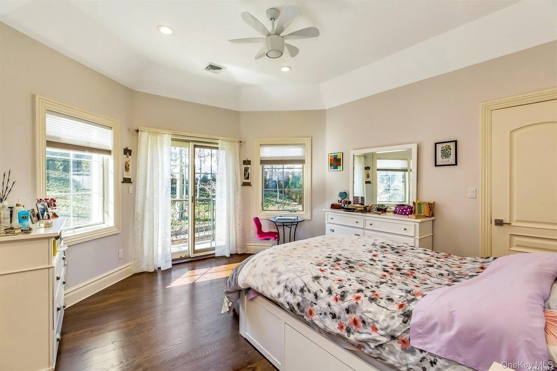 26 Spring Lane, North Hempstead, NY, 5 Bedrooms Bedrooms, 10 Rooms Rooms,4 BathroomsBathrooms,Residential Lease,For Rent,Spring,0,1009022 26 Spring Lane, North Hempstead, NY, 5 Bedrooms Bedrooms, 10 Rooms Rooms,4 BathroomsBathrooms,Residential Lease,For Rent,Spring,0,1009022