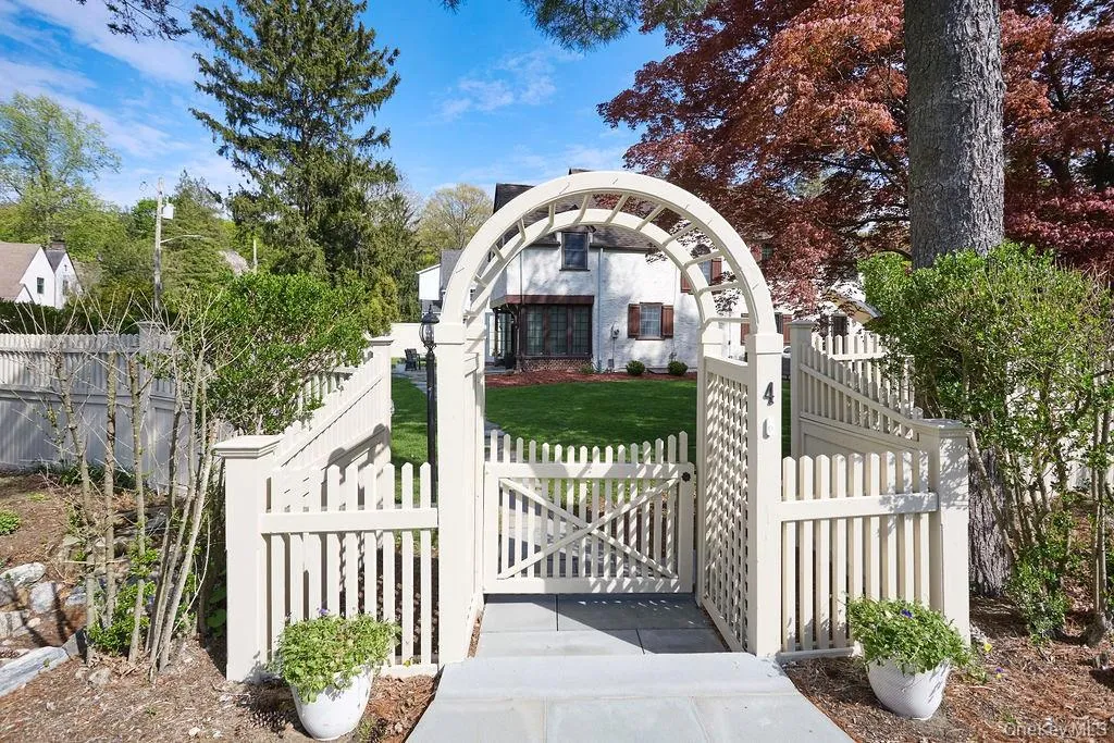 4 Glenwolde Park, Greenburgh, NY, 3 Bedrooms Bedrooms, 8 Rooms Rooms,2 BathroomsBathrooms,Residential Lease,For Rent,Glenwolde,0,1009030 4 Glenwolde Park, Greenburgh, NY, 3 Bedrooms Bedrooms, 8 Rooms Rooms,2 BathroomsBathrooms,Residential Lease,For Rent,Glenwolde,0,1009030