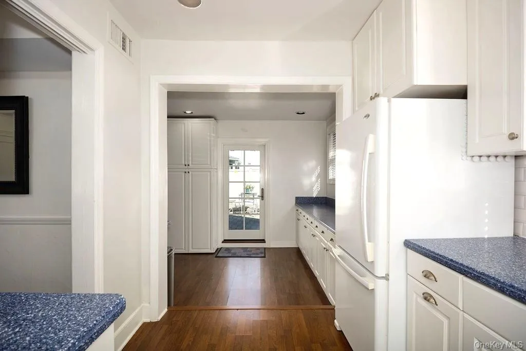 4 Glenwolde Park, Greenburgh, NY, 3 Bedrooms Bedrooms, 8 Rooms Rooms,2 BathroomsBathrooms,Residential Lease,For Rent,Glenwolde,0,1009030 4 Glenwolde Park, Greenburgh, NY, 3 Bedrooms Bedrooms, 8 Rooms Rooms,2 BathroomsBathrooms,Residential Lease,For Rent,Glenwolde,0,1009030