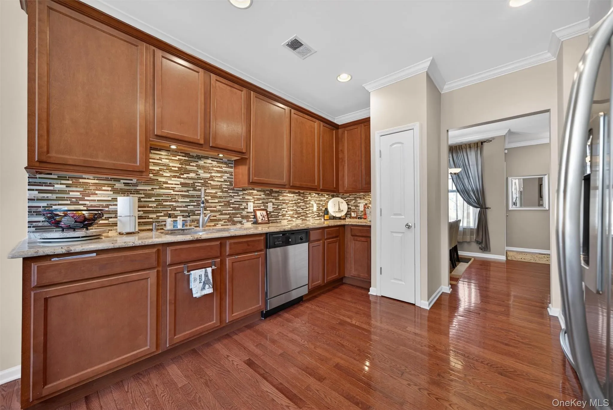 Beautiful kitchen with elegant, tile backsplash Beautiful kitchen with elegant, tile backsplash