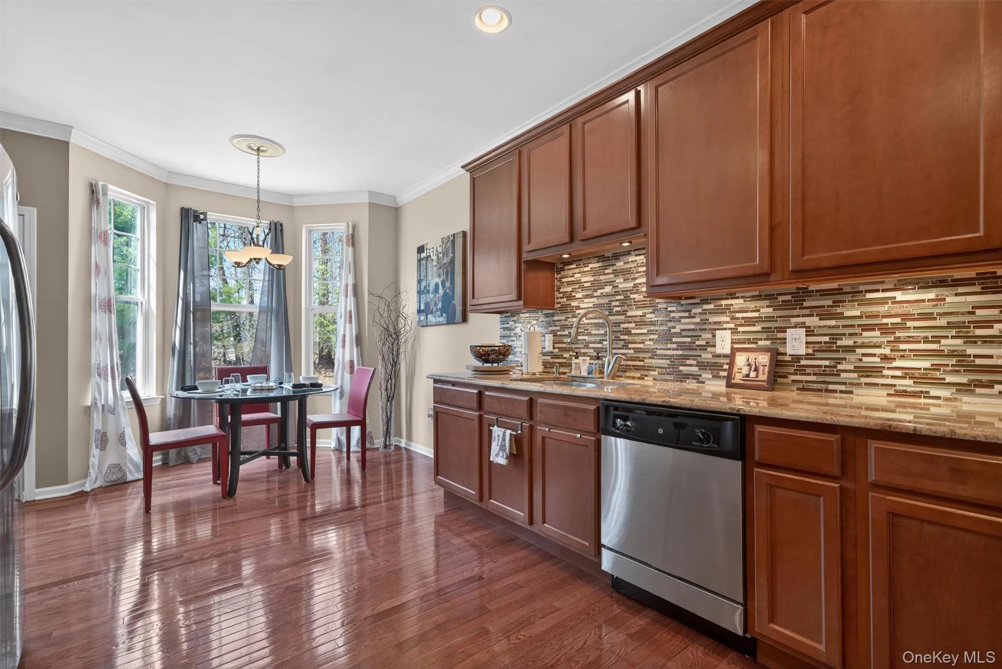 Wonderful eat in kitchen w/stainless steel GE appliances Wonderful eat in kitchen w/stainless steel GE appliances