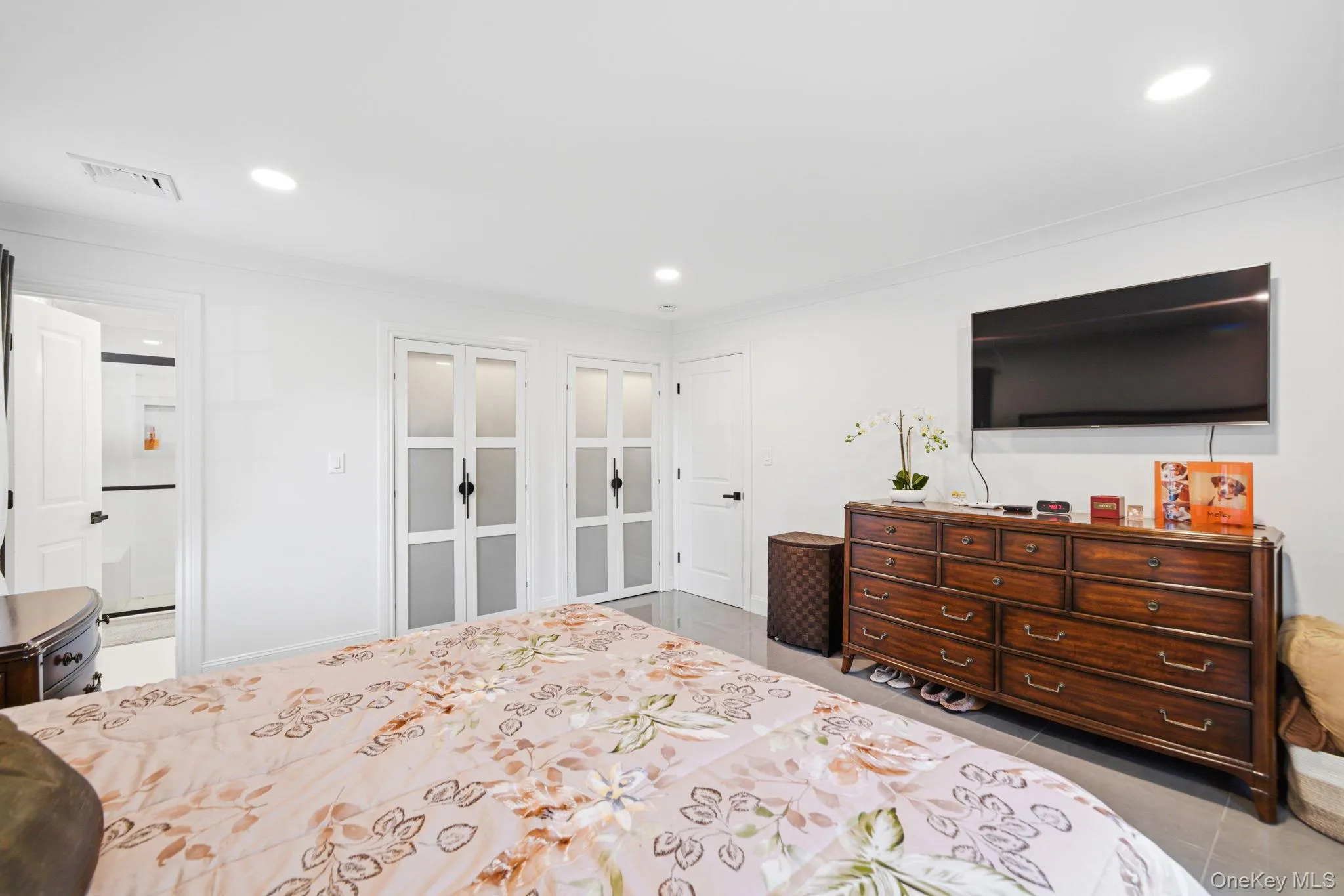 Primary bedroom features 2 windows, recessed lighting, porcelain tile floors, a custom full wall deep closet. Primary bedroom features 2 windows, recessed lighting, porcelain tile floors, a custom full wall deep closet.