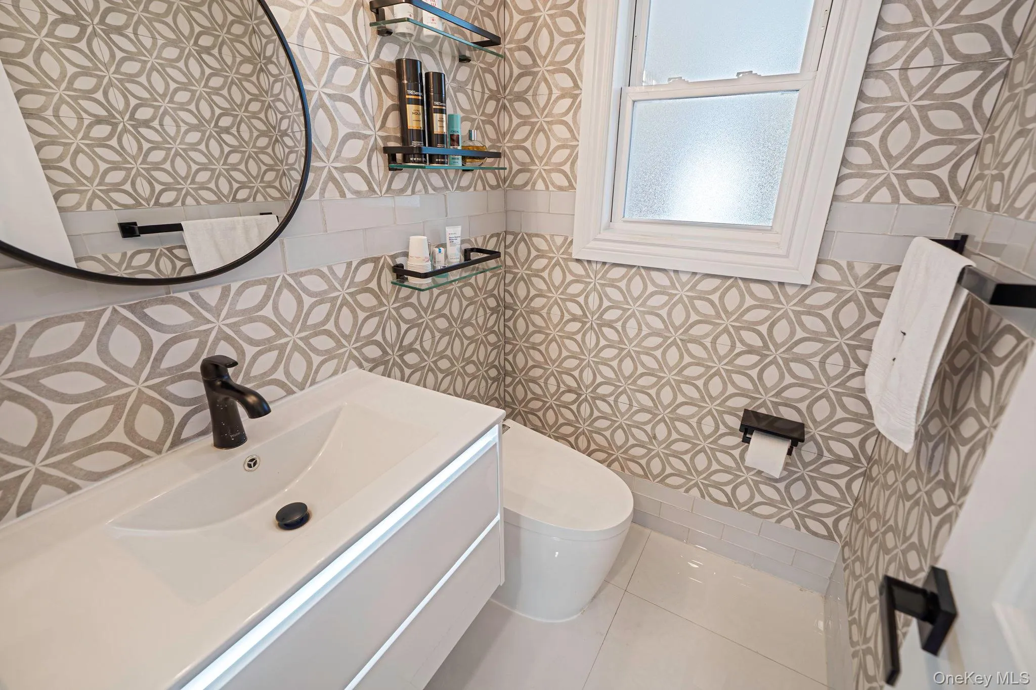 Renovated guest 1/2 bathroom with high end fixtures. Renovated guest 1/2 bathroom with high end fixtures.