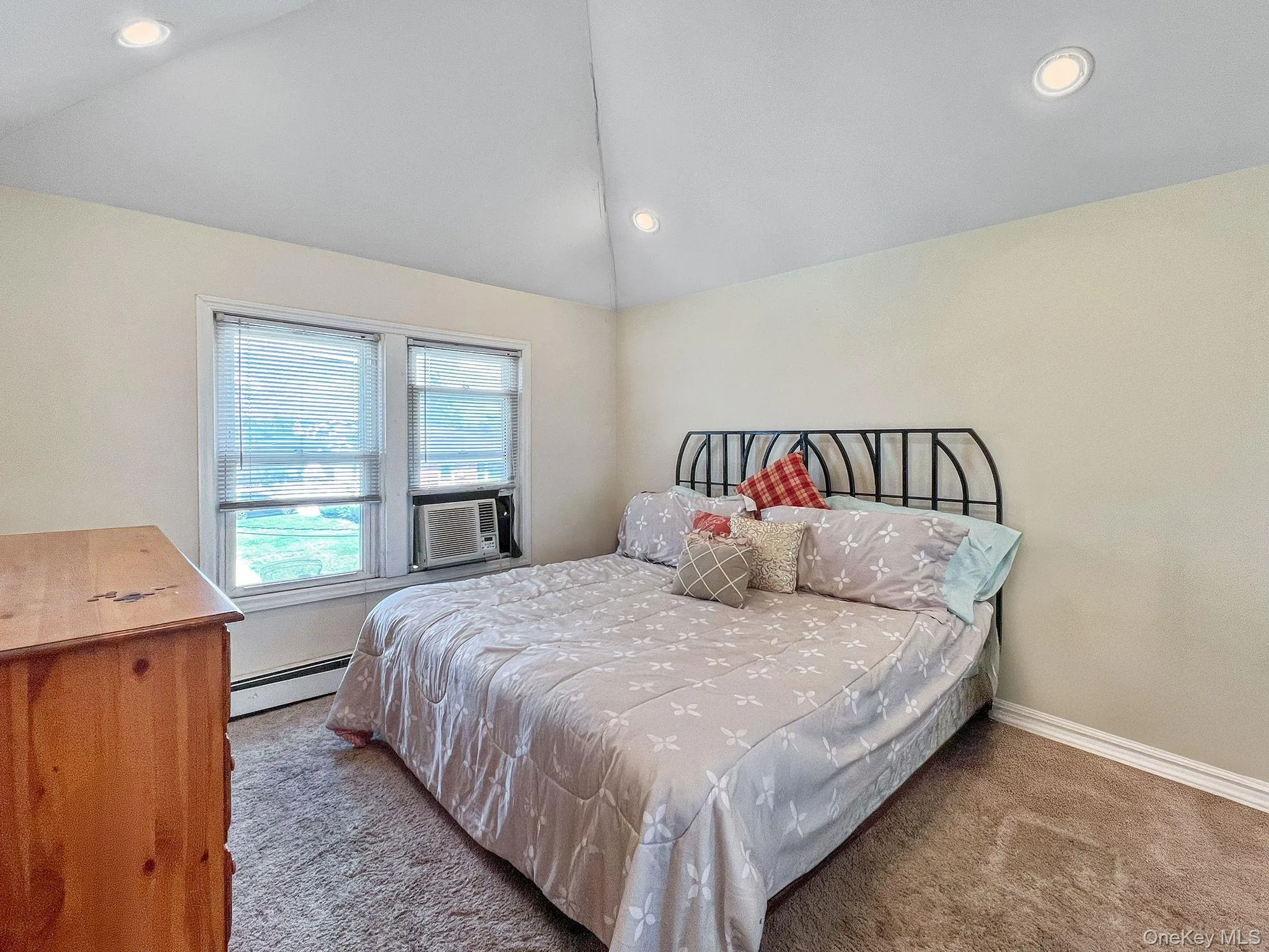 Master with vaulted ceilings and skylight Master with vaulted ceilings and skylight