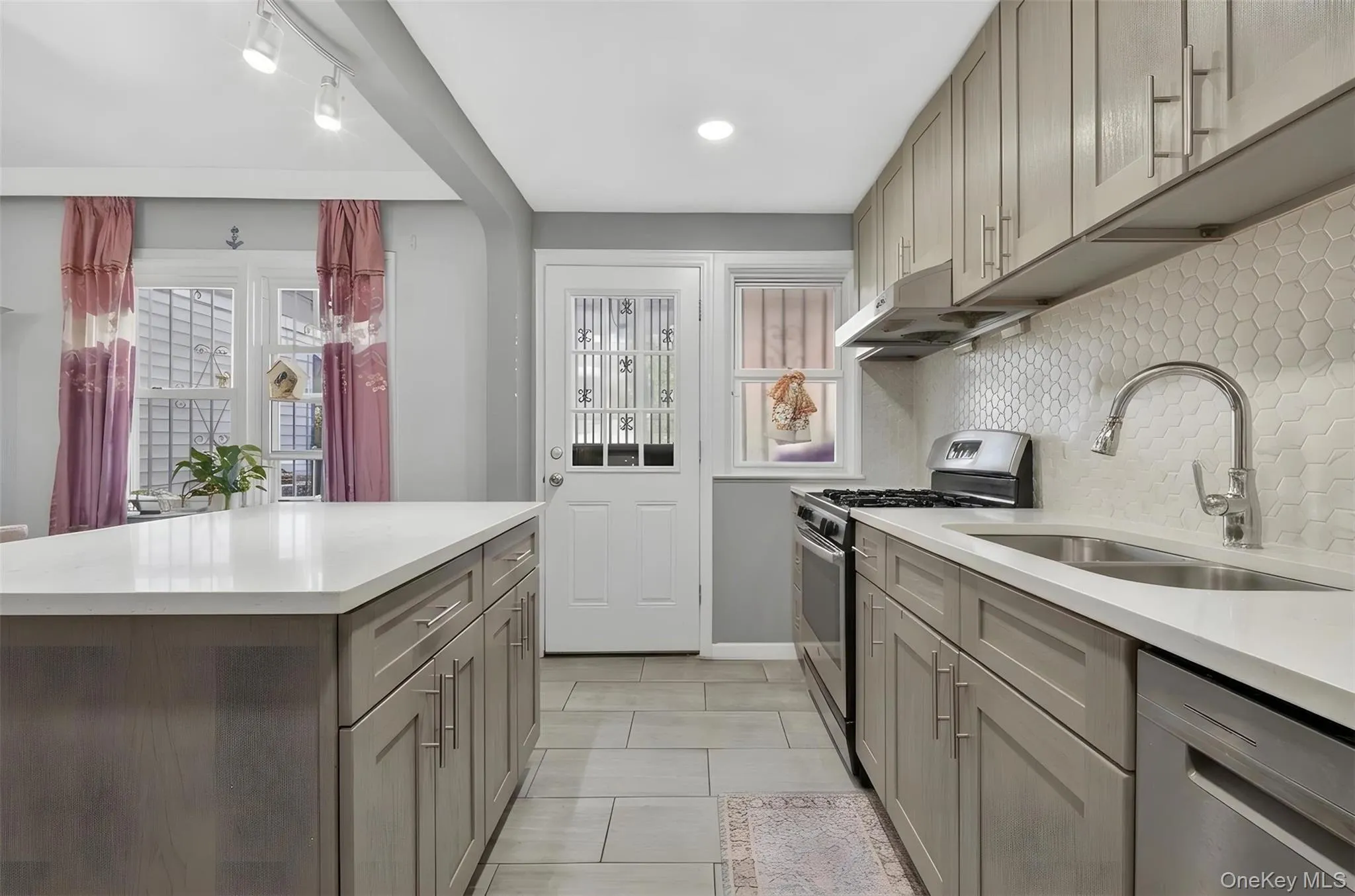 7008 165th Street, New York, NY, 3 Bedrooms Bedrooms, 5 Rooms Rooms,1 BathroomBathrooms,Residential,For Rent,165th,0,1009069 7008 165th Street, New York, NY, 3 Bedrooms Bedrooms, 5 Rooms Rooms,1 BathroomBathrooms,Residential,For Rent,165th,0,1009069