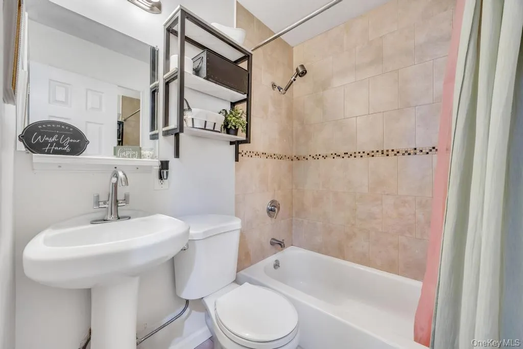 4 Pine Street, Brookhaven, NY, 4 Bedrooms Bedrooms, 8 Rooms Rooms,3 BathroomsBathrooms,Residential,For Rent,Pine,0,1009081 4 Pine Street, Brookhaven, NY, 4 Bedrooms Bedrooms, 8 Rooms Rooms,3 BathroomsBathrooms,Residential,For Rent,Pine,0,1009081