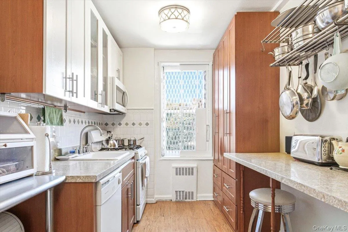143-25 84th Drive, New York, NY, 2 Bedrooms Bedrooms, 5 Rooms Rooms,1 BathroomBathrooms,Residential,For Rent,84th,0,1009098 143-25 84th Drive, New York, NY, 2 Bedrooms Bedrooms, 5 Rooms Rooms,1 BathroomBathrooms,Residential,For Rent,84th,0,1009098