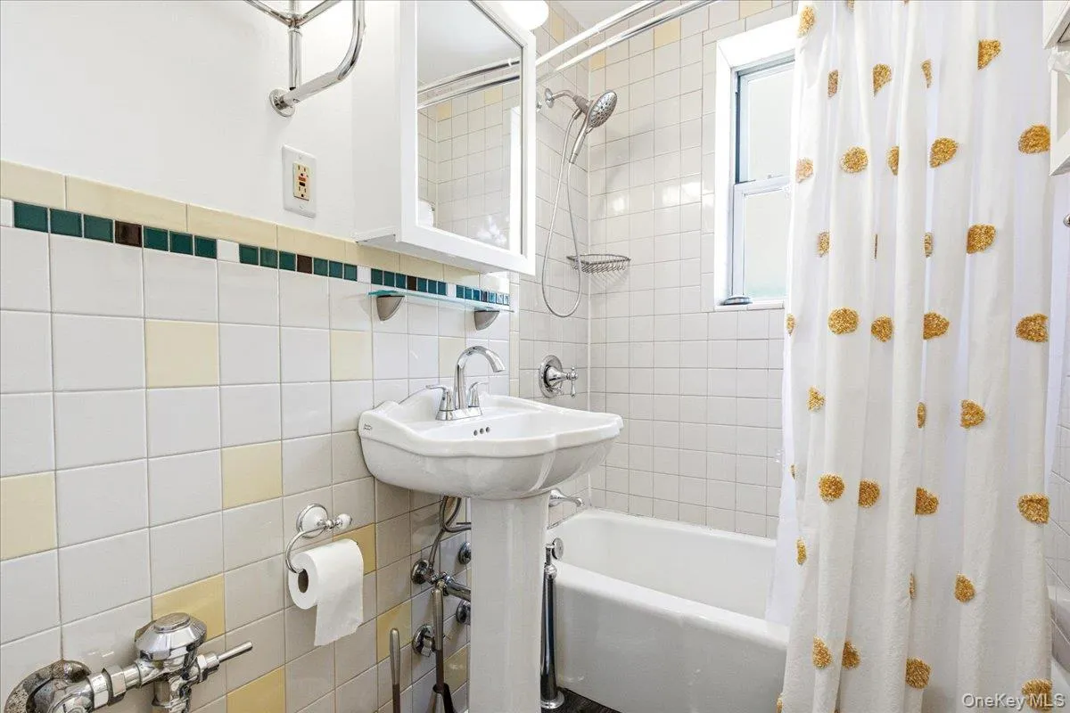 143-25 84th Drive, New York, NY, 2 Bedrooms Bedrooms, 5 Rooms Rooms,1 BathroomBathrooms,Residential,For Rent,84th,0,1009098 143-25 84th Drive, New York, NY, 2 Bedrooms Bedrooms, 5 Rooms Rooms,1 BathroomBathrooms,Residential,For Rent,84th,0,1009098