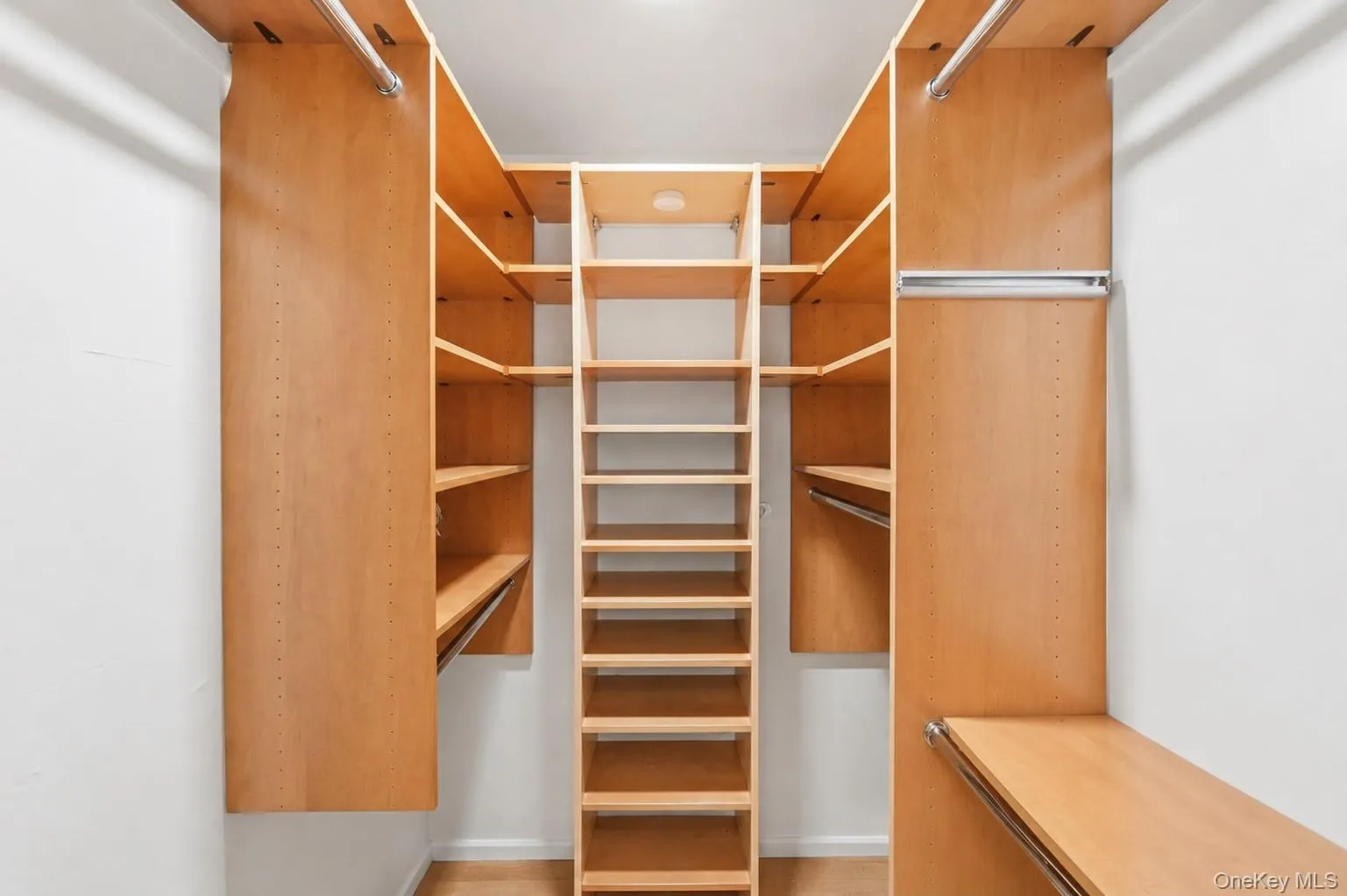 Walk-in-Closet with Custom Set Up Walk-in-Closet with Custom Set Up