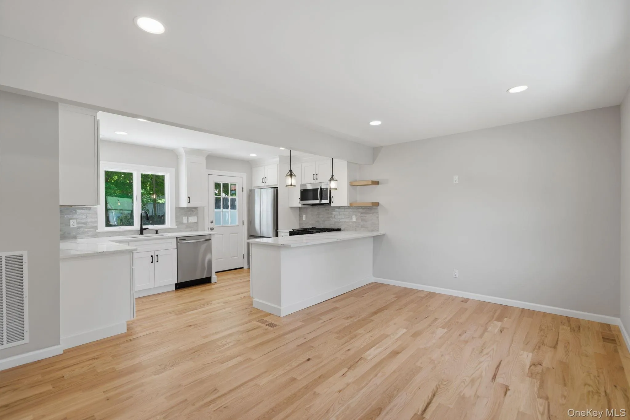 14 Reizen Avenue, Brookhaven, NY, 3 Bedrooms Bedrooms, 6 Rooms Rooms,2 BathroomsBathrooms,Residential,For Rent,Reizen,0,1009118 14 Reizen Avenue, Brookhaven, NY, 3 Bedrooms Bedrooms, 6 Rooms Rooms,2 BathroomsBathrooms,Residential,For Rent,Reizen,0,1009118