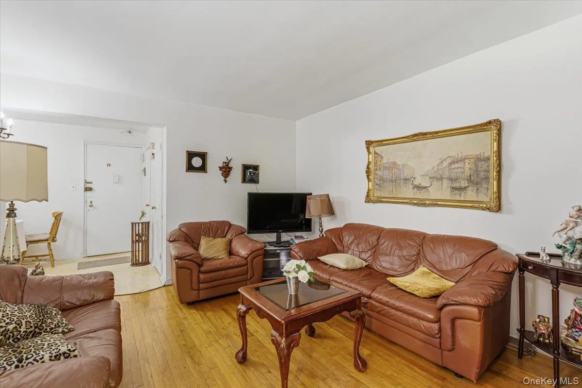 99-10 60th Avenue, New York, NY, 1 Bedroom Bedrooms, 4 Rooms Rooms,1 BathroomBathrooms,Residential,For Rent,60th,0,1009140 99-10 60th Avenue, New York, NY, 1 Bedroom Bedrooms, 4 Rooms Rooms,1 BathroomBathrooms,Residential,For Rent,60th,0,1009140