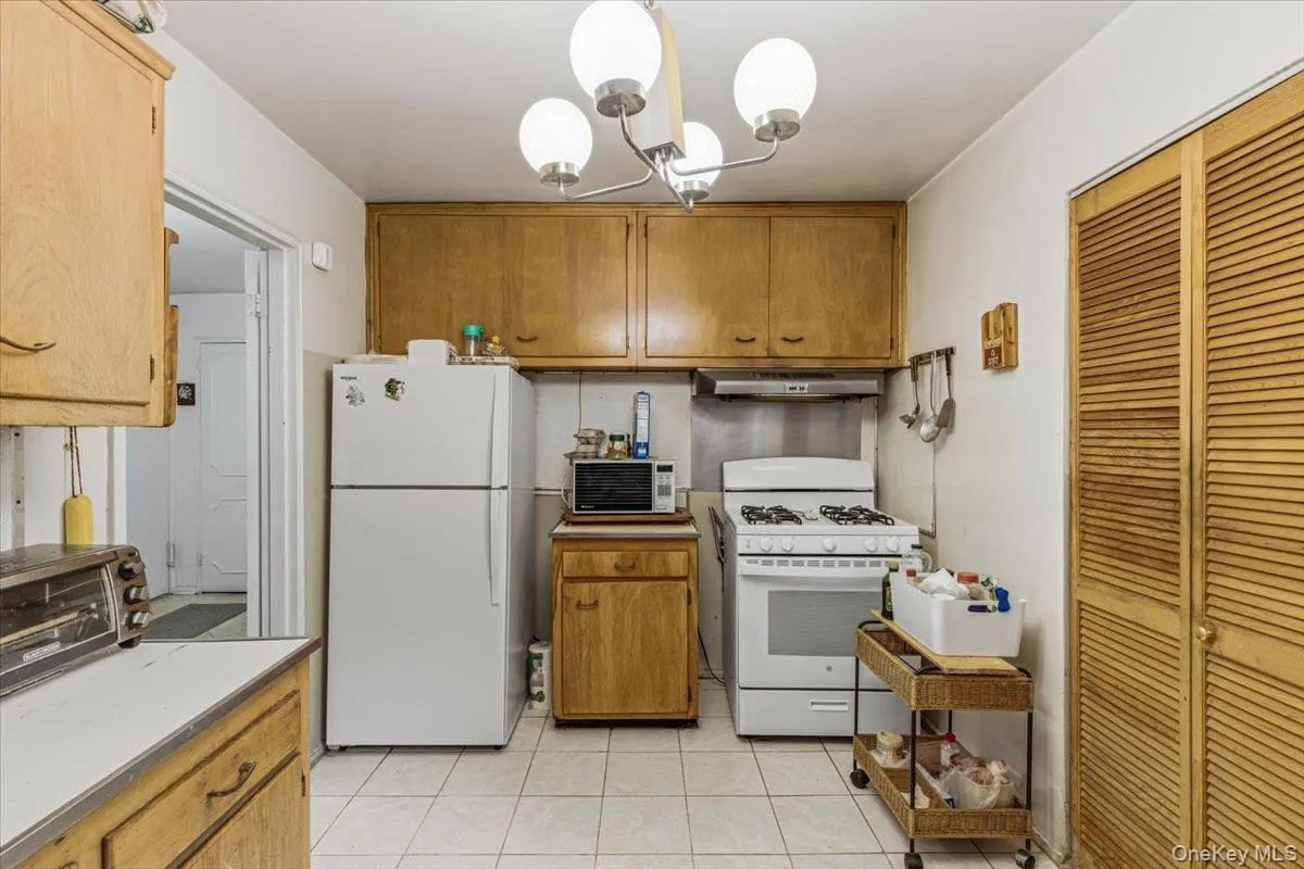 99-10 60th Avenue, New York, NY, 1 Bedroom Bedrooms, 4 Rooms Rooms,1 BathroomBathrooms,Residential,For Rent,60th,0,1009140 99-10 60th Avenue, New York, NY, 1 Bedroom Bedrooms, 4 Rooms Rooms,1 BathroomBathrooms,Residential,For Rent,60th,0,1009140
