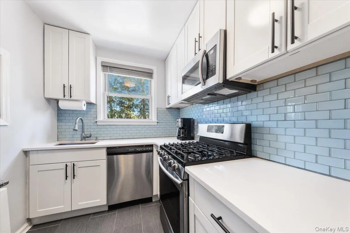 Eye catching glass subway style tile backsplash Eye catching glass subway style tile backsplash