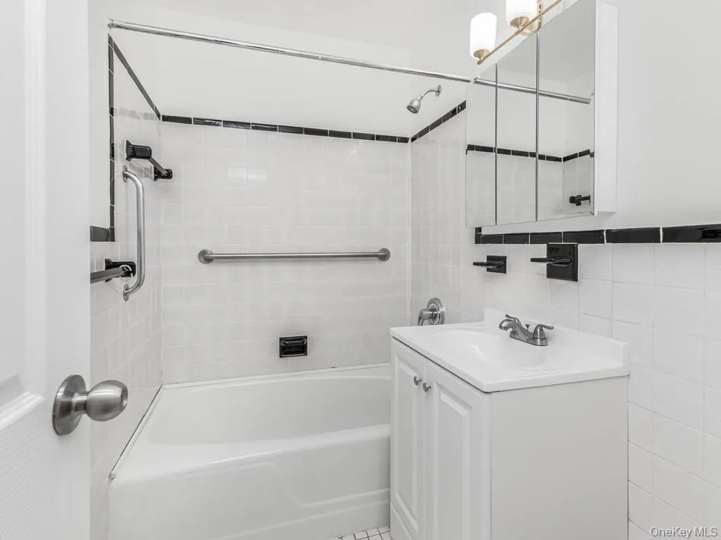 6485 Broadway, New York, NY, 2 Rooms Rooms,1 BathroomBathrooms,Residential,For Rent,Broadway,0,1009158 6485 Broadway, New York, NY, 2 Rooms Rooms,1 BathroomBathrooms,Residential,For Rent,Broadway,0,1009158