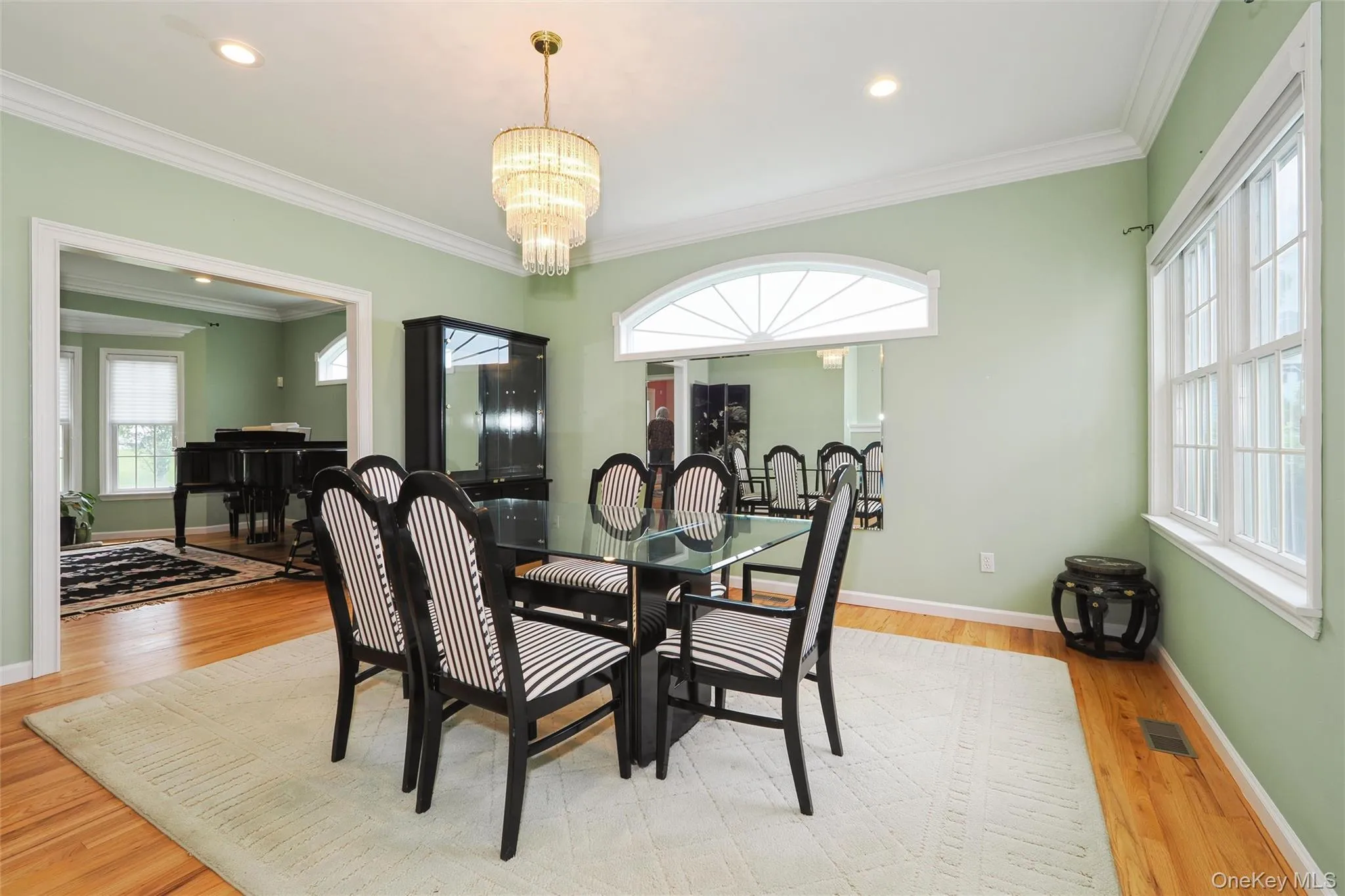 Hardwood Flrs, large windows Hardwood Flrs, large windows