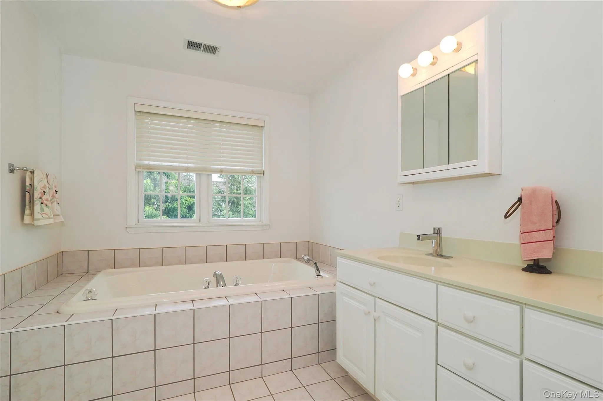 Primary BR with jacuzzi, double sink and separate shower room Primary BR with jacuzzi, double sink and separate shower room
