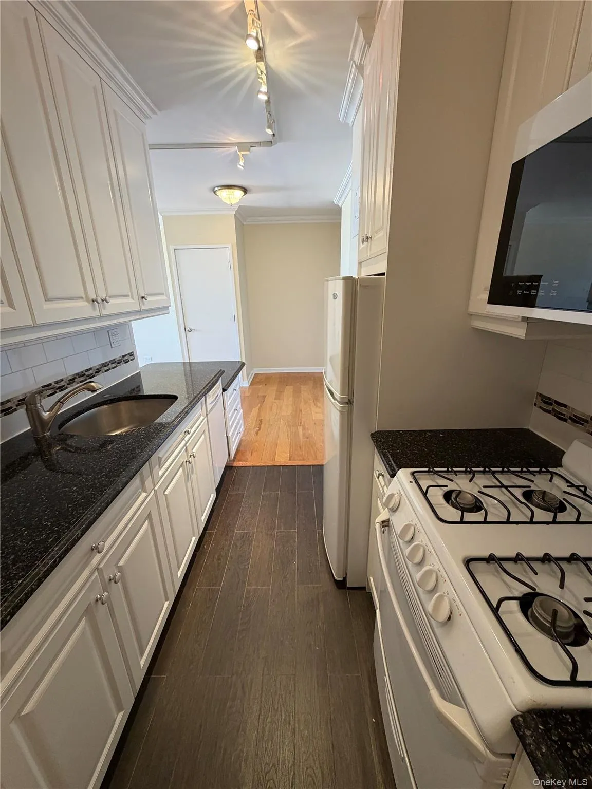 27110 Grand Central Parkway, New York, NY, 3 Rooms Rooms,1 BathroomBathrooms,Residential,For Rent,Grand Central,0,1009224 27110 Grand Central Parkway, New York, NY, 3 Rooms Rooms,1 BathroomBathrooms,Residential,For Rent,Grand Central,0,1009224