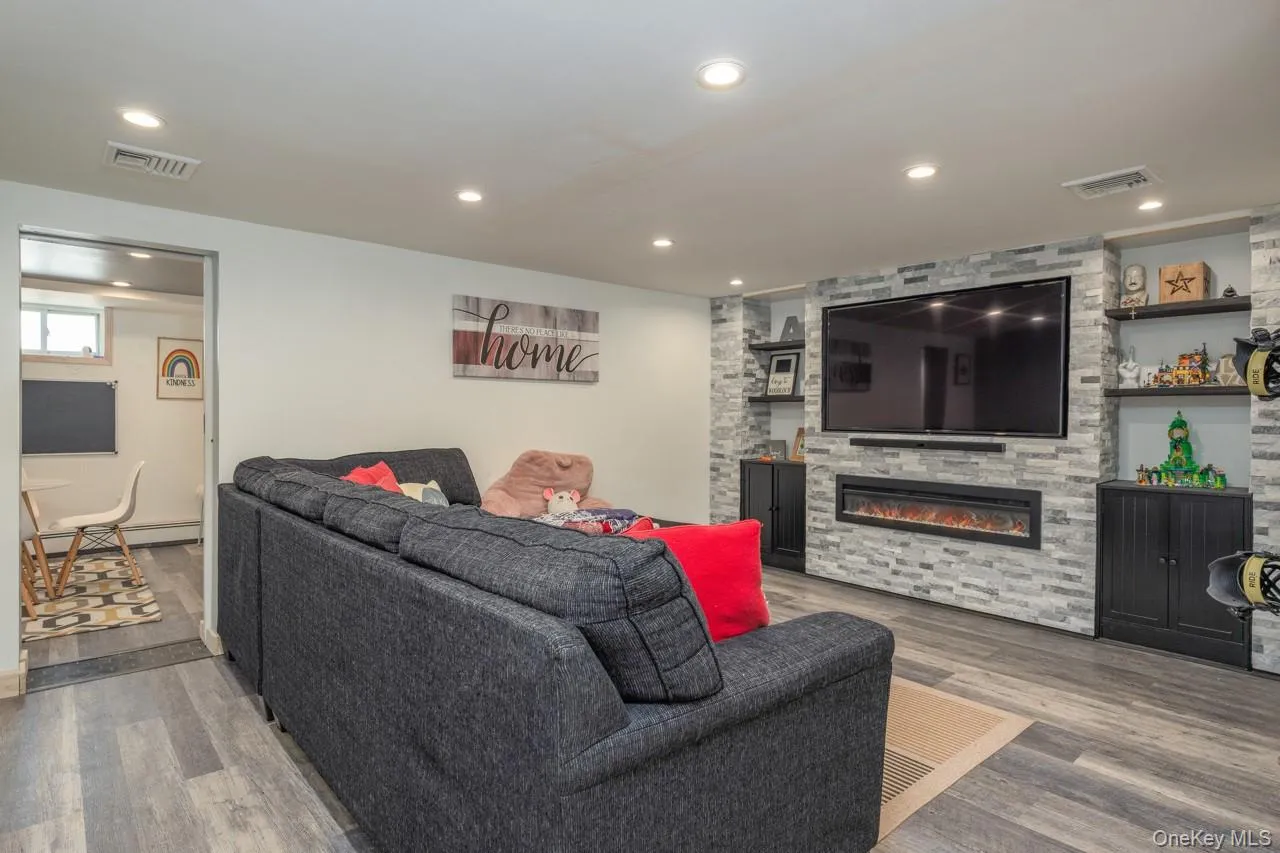 933 Third Avenue, Hempstead, NY, 5 Bedrooms Bedrooms, 20 Rooms Rooms,4 BathroomsBathrooms,Residential,For Rent,Third,0,1009226 933 Third Avenue, Hempstead, NY, 5 Bedrooms Bedrooms, 20 Rooms Rooms,4 BathroomsBathrooms,Residential,For Rent,Third,0,1009226