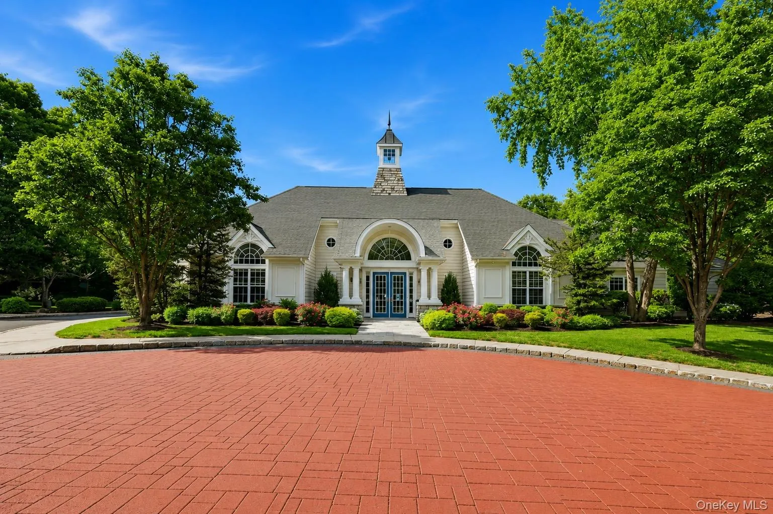 Clubhouse perfect for hanging out with a few friends or throwing a large party. Clubhouse perfect for hanging out with a few friends or throwing a large party.