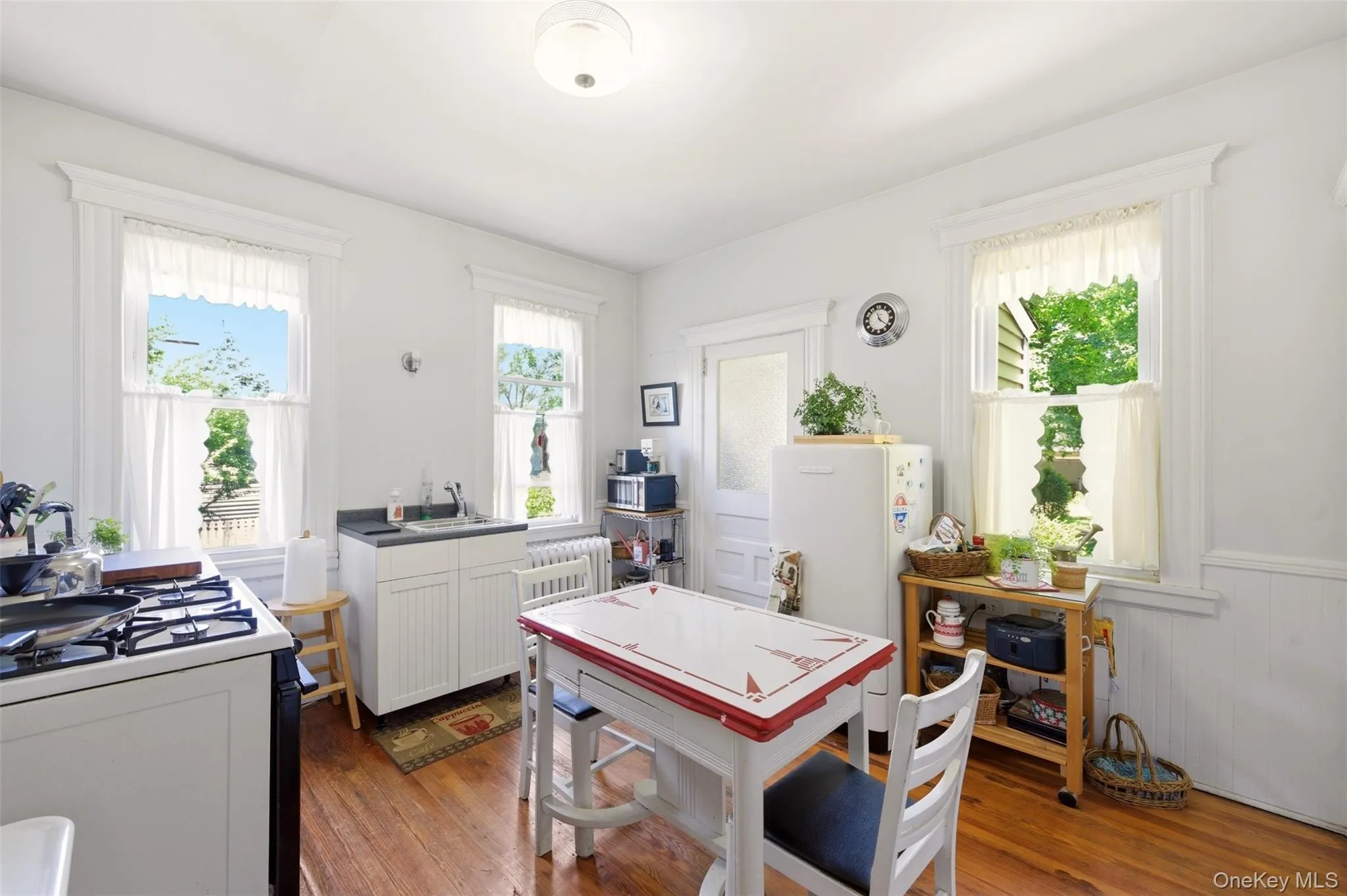 149 Maple Avenue, North Hempstead, NY, 3 Bedrooms Bedrooms, 7 Rooms Rooms,1 BathroomBathrooms,Residential,For Rent,Maple,0,1009256 149 Maple Avenue, North Hempstead, NY, 3 Bedrooms Bedrooms, 7 Rooms Rooms,1 BathroomBathrooms,Residential,For Rent,Maple,0,1009256