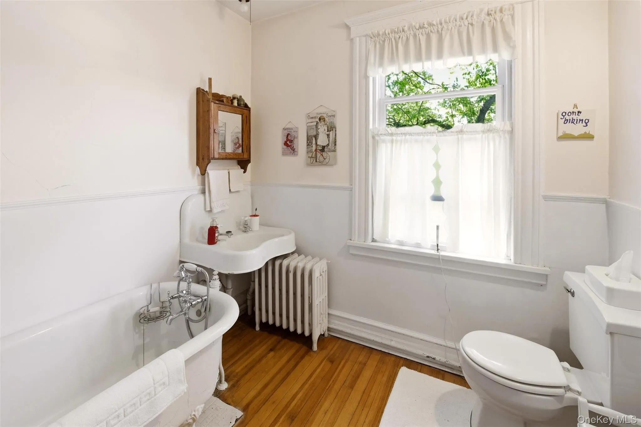 149 Maple Avenue, North Hempstead, NY, 3 Bedrooms Bedrooms, 7 Rooms Rooms,1 BathroomBathrooms,Residential,For Rent,Maple,0,1009256 149 Maple Avenue, North Hempstead, NY, 3 Bedrooms Bedrooms, 7 Rooms Rooms,1 BathroomBathrooms,Residential,For Rent,Maple,0,1009256