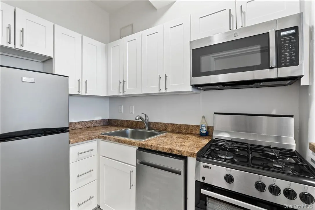 411 Bronx River Road, Yonkers, NY, 3 Rooms Rooms,1 BathroomBathrooms,Residential Lease,For Rent,Bronx River,0,1009278 411 Bronx River Road, Yonkers, NY, 3 Rooms Rooms,1 BathroomBathrooms,Residential Lease,For Rent,Bronx River,0,1009278