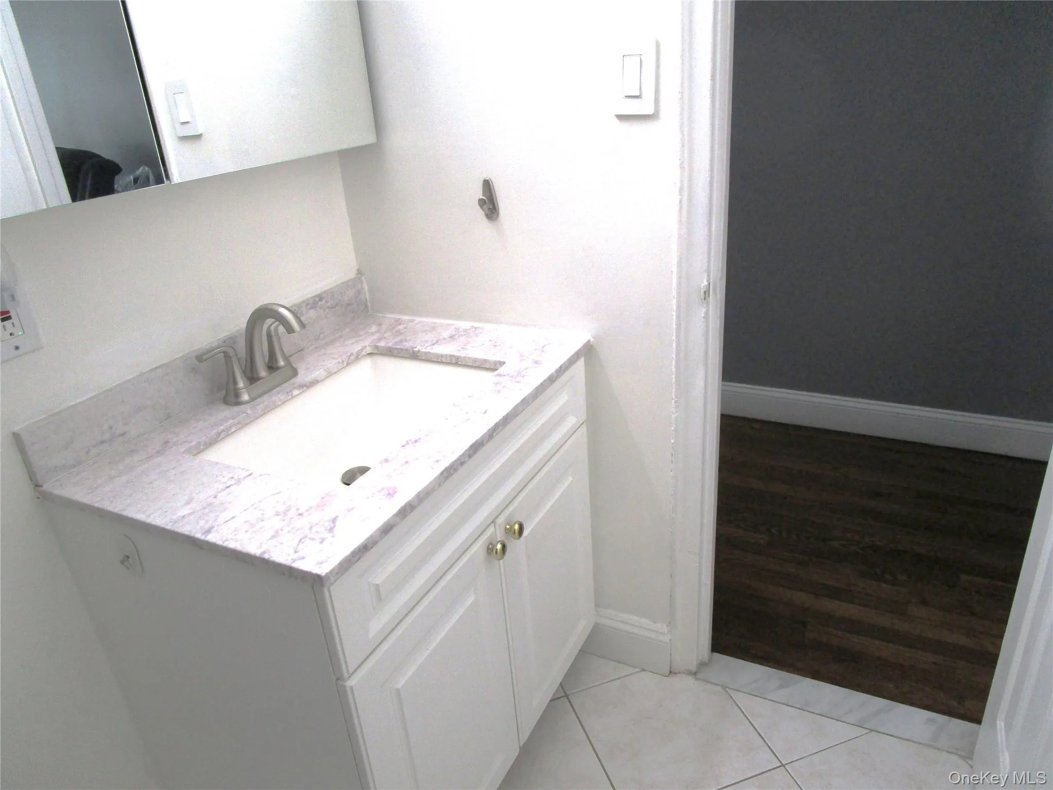 Full Bathroom located off Foyer Full Bathroom located off Foyer
