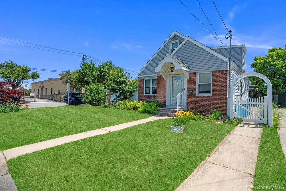 149 Arlington Street, North Hempstead, NY, 3 Bedrooms Bedrooms, 6 Rooms Rooms,2 BathroomsBathrooms,Residential,For Rent,Arlington,0,1009304 149 Arlington Street, North Hempstead, NY, 3 Bedrooms Bedrooms, 6 Rooms Rooms,2 BathroomsBathrooms,Residential,For Rent,Arlington,0,1009304
