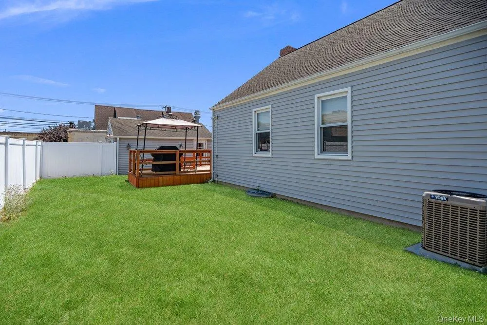 149 Arlington Street, North Hempstead, NY, 3 Bedrooms Bedrooms, 6 Rooms Rooms,2 BathroomsBathrooms,Residential,For Rent,Arlington,0,1009304 149 Arlington Street, North Hempstead, NY, 3 Bedrooms Bedrooms, 6 Rooms Rooms,2 BathroomsBathrooms,Residential,For Rent,Arlington,0,1009304