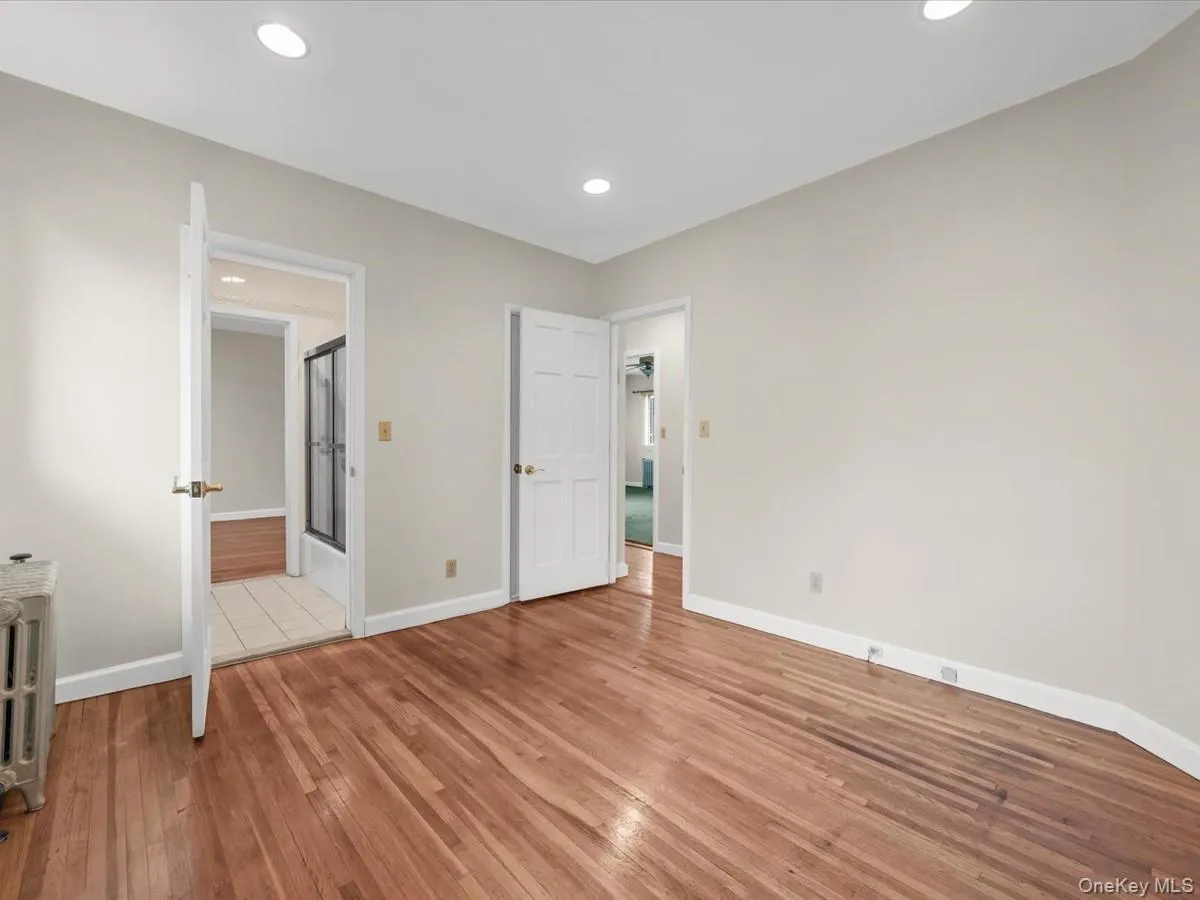 215 MIDDLE NECK Road, North Hempstead, NY, 3 Bedrooms Bedrooms, 6 Rooms Rooms,2 BathroomsBathrooms,Residential,For Rent,MIDDLE NECK,0,1009328 215 MIDDLE NECK Road, North Hempstead, NY, 3 Bedrooms Bedrooms, 6 Rooms Rooms,2 BathroomsBathrooms,Residential,For Rent,MIDDLE NECK,0,1009328