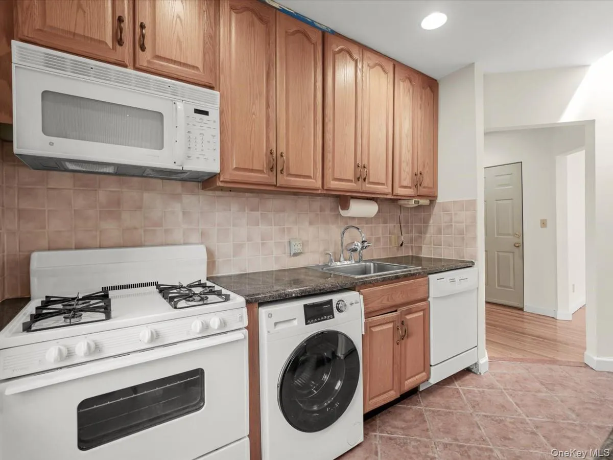 215 MIDDLE NECK Road, North Hempstead, NY, 3 Bedrooms Bedrooms, 6 Rooms Rooms,2 BathroomsBathrooms,Residential,For Rent,MIDDLE NECK,0,1009328 215 MIDDLE NECK Road, North Hempstead, NY, 3 Bedrooms Bedrooms, 6 Rooms Rooms,2 BathroomsBathrooms,Residential,For Rent,MIDDLE NECK,0,1009328