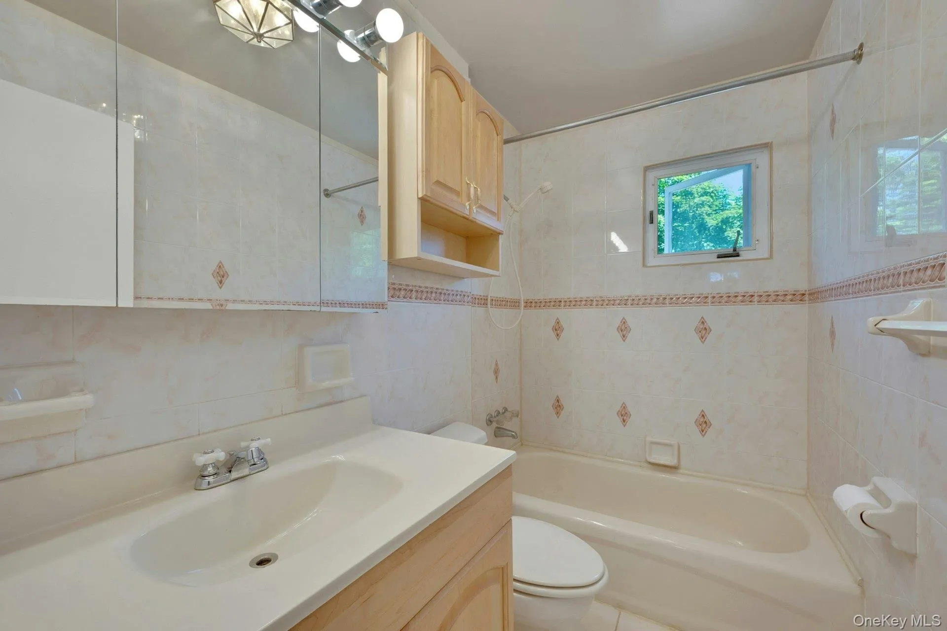 Full-Bathroom Full-Bathroom